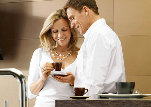 Päarchen in der Küche mit Kaffee
